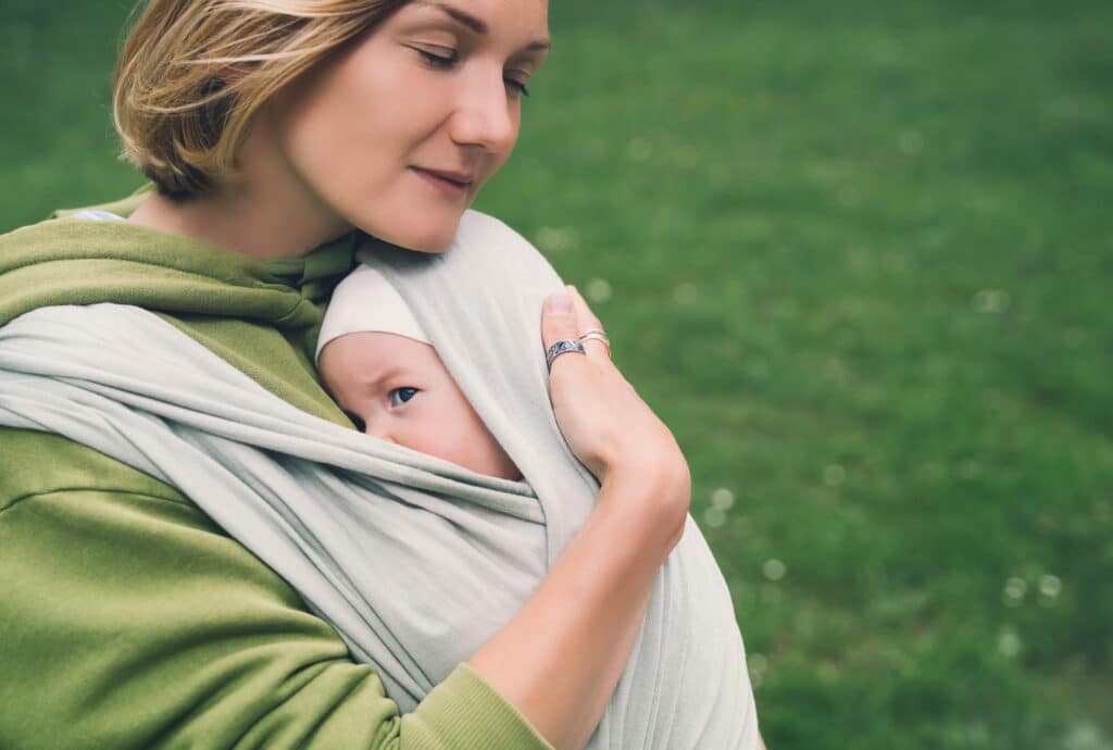 Comment bien positionner votre bébé dans un sling, écharpe sans noeud ?